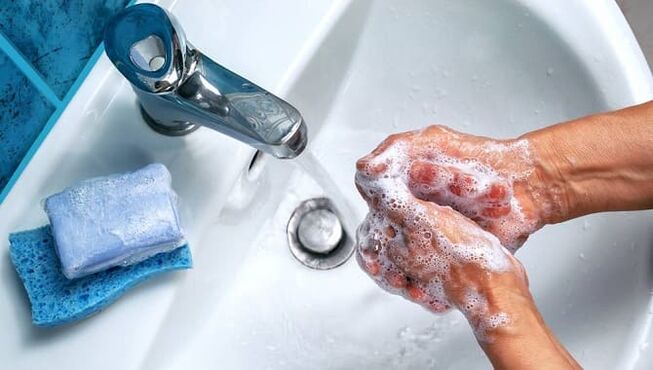 rửa tay khỏi ký sinh trùng