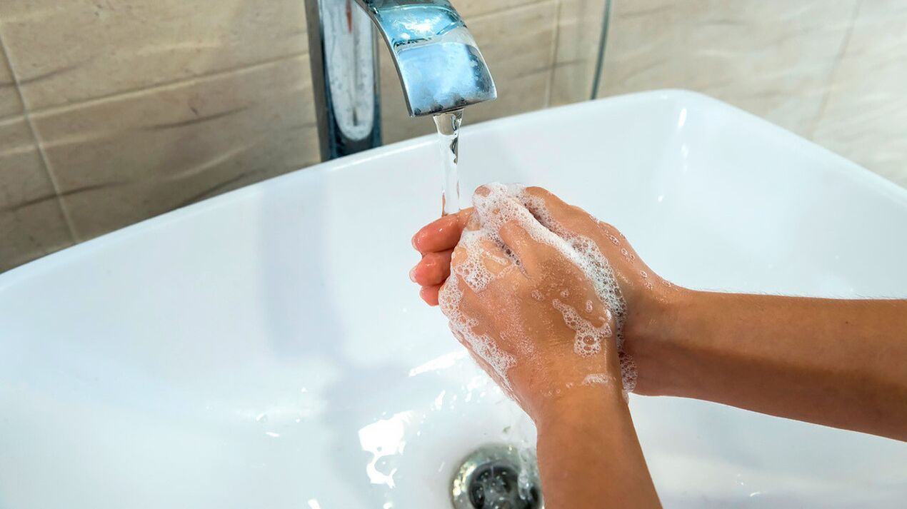 Quy tắc đơn giản nhất để ngăn ngừa bệnh giun sán là luôn rửa tay bằng xà phòng và nước. 