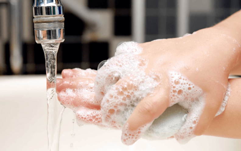 rửa tay để ngăn ngừa giun